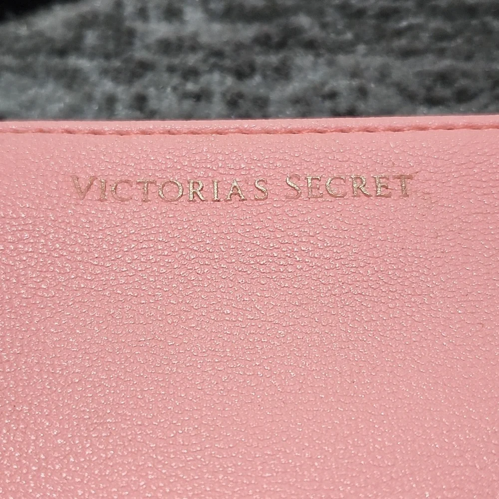 VICTORIA SECRET 2016 CORAL BLACK FAUX-LEATHER GEO FULL-ZIP BEAUTY COSMETICCLUTCH